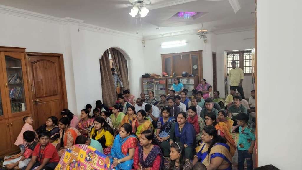 Growing congregation of devotees in Siddhartha Layout